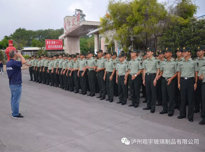 嘉明部队官兵参观访问乐动手机平台玻璃