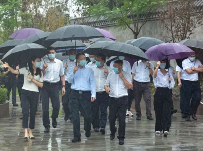 政府关怀｜泸州市委书记杨林兴一行莅临乐动手机平台集团总部基地调研